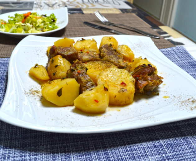 Χοιρινό με πατάτες στο φούρνο σε πήλινη γάστρα
