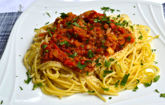 Σπαγγέτι με σάλτσα ντομάτας πιπεριές βασιλικό και μπέικον