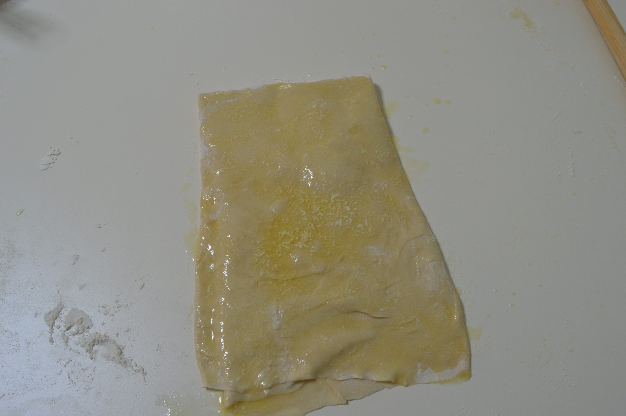 και διπλώνουμε τη μια άκρη του μέχρι τη μέση.