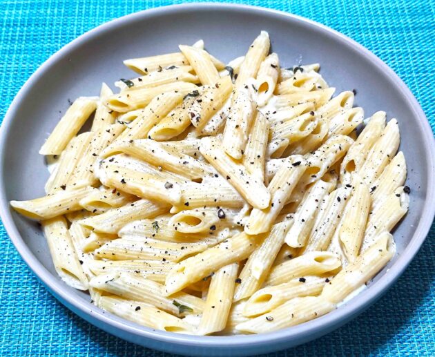 Πένες με σάλτσα φέτας