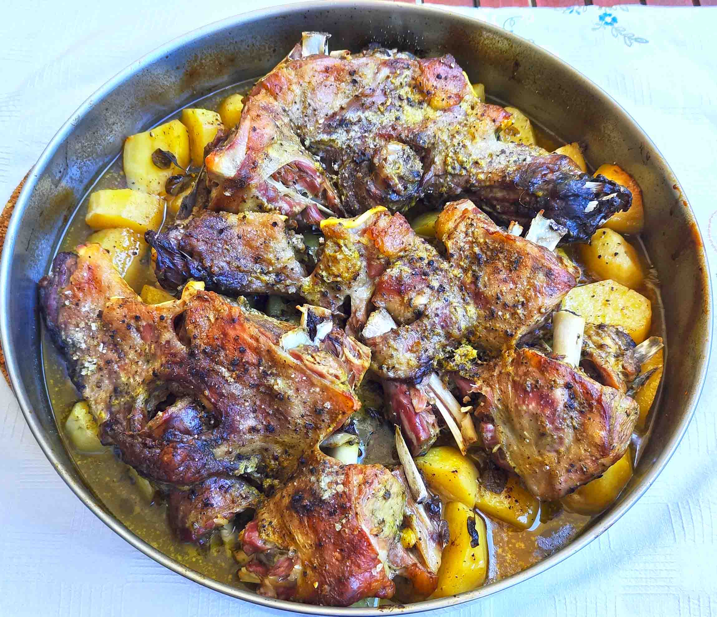 Αρνάκι στο φούρνο με πατάτες