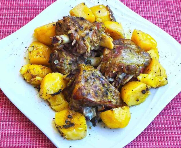 Αρνάκι στο φούρνο με πατάτες