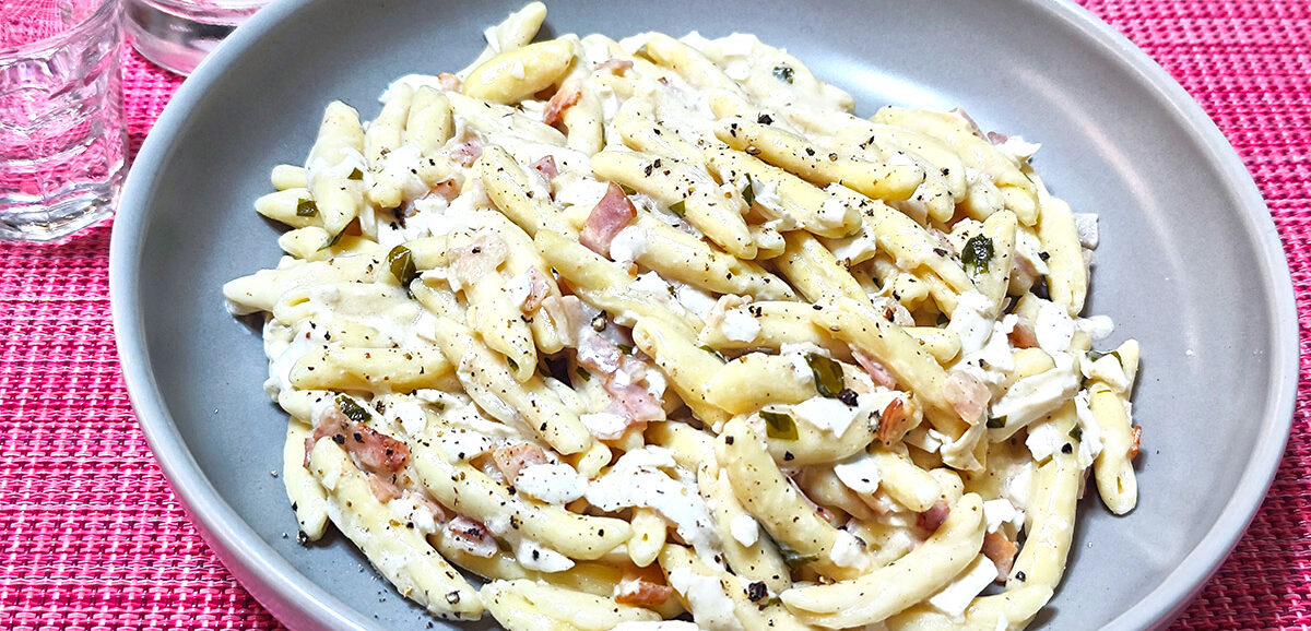 Σκιουφιχτά με σάλτσα ανθότυρου