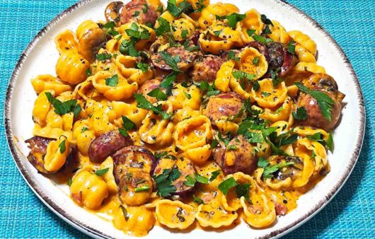 Κοχύλια με λουκάνικο και μανιτάρια