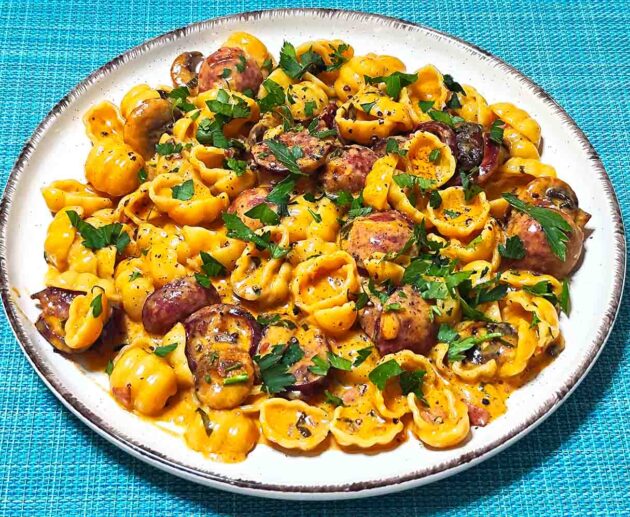 Κοχύλια με λουκάνικο και μανιτάρια