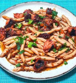 Χταπόδι γιουβέτσι με σκιουφιχτά