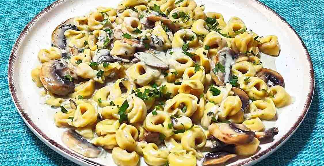 Τορτελίνια με σάλτσα ροκφόρ και μανιτάρια