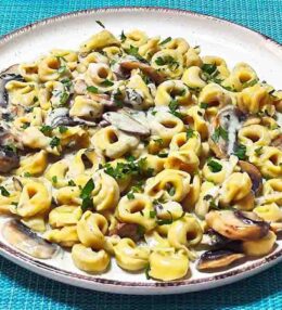 Τορτελίνια με σάλτσα ροκφόρ και μανιτάρια