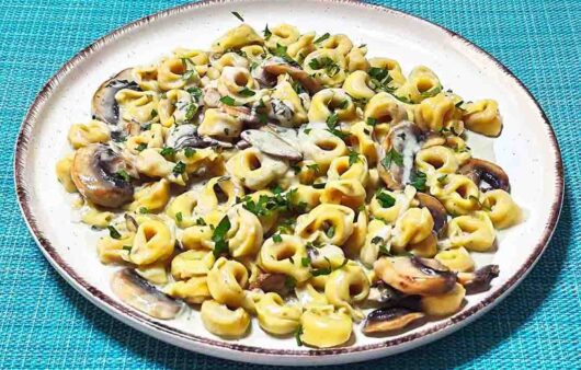 Τορτελίνια με σάλτσα ροκφόρ και μανιτάρια