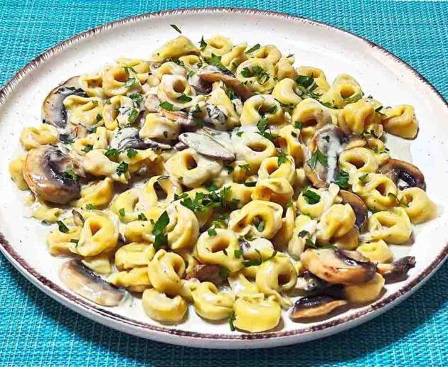 Τορτελίνια με σάλτσα ροκφόρ και μανιτάρια