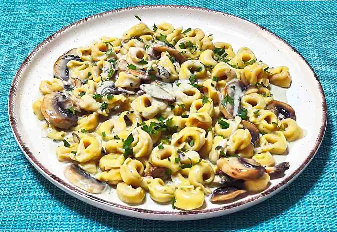 Τορτελίνια με σάλτσα ροκφόρ και μανιτάρια