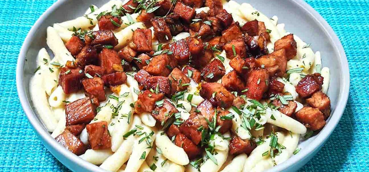 Σκιουφιχτά με σάλτσα στάκας και απάκι