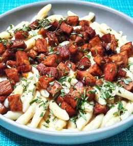 Σκιουφιχτά με σάλτσα στάκας και απάκι