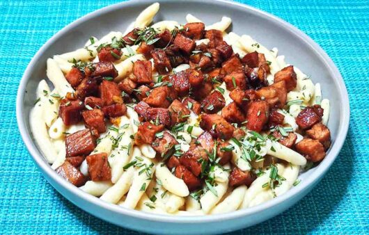 Σκιουφιχτά με σάλτσα στάκας και απάκι