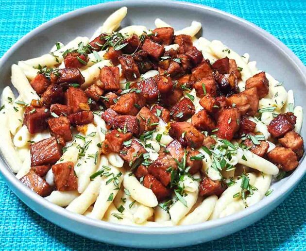 Σκιουφιχτά με σάλτσα στάκας και απάκι