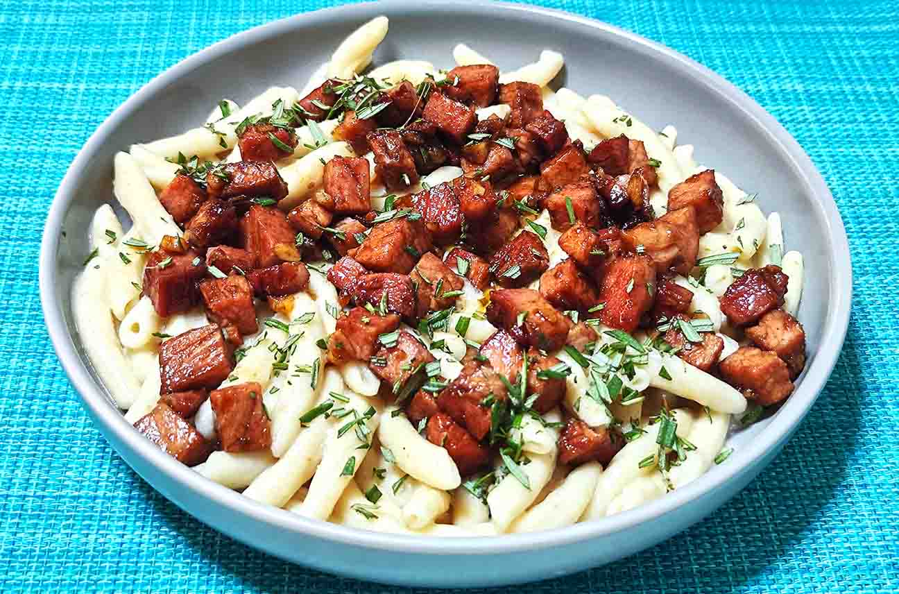 Σκιουφιχτά με σάλτσα στάκας και απάκι