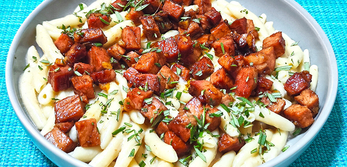 Σκιουφιχτά με σάλτσα στάκας και απάκι