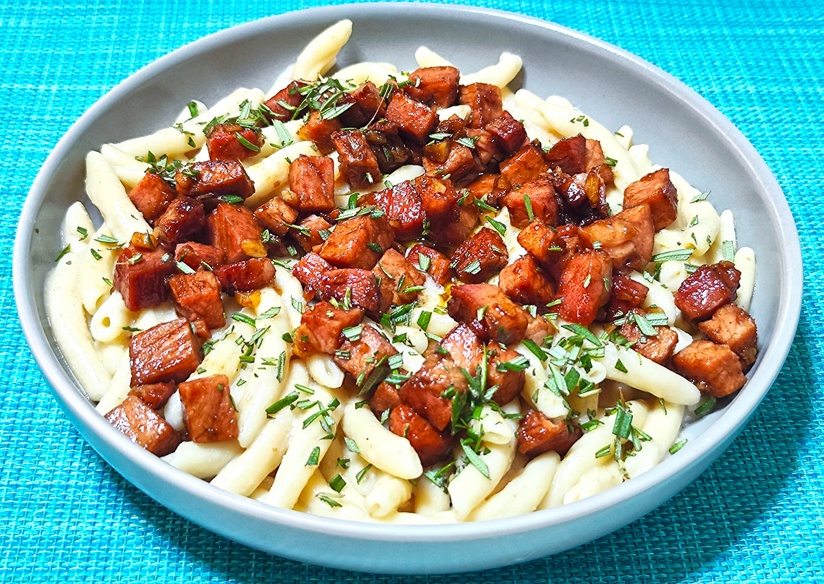 Σκιουφιχτά με σάλτσα στάκας και απάκι
