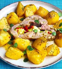 Χοιρινός λαιμός ρολό με πατάτες στη γάστρα