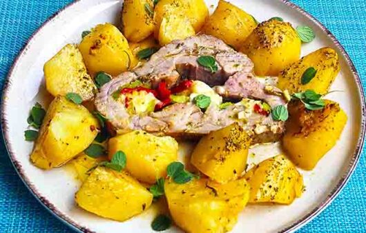 Χοιρινός λαιμός ρολό με πατάτες στη γάστρα