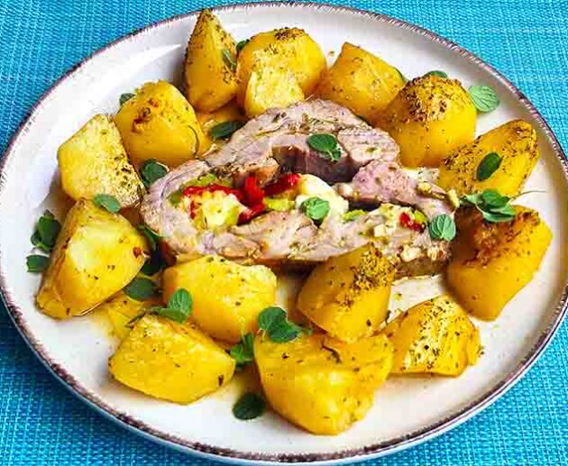 Χοιρινός λαιμός ρολό με πατάτες στη γάστρα