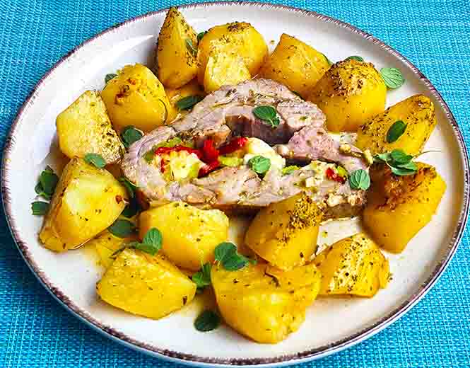 Χοιρινός λαιμός ρολό με πατάτες στη γάστρα