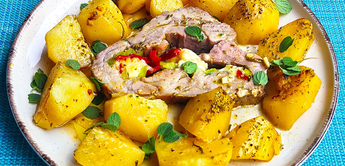 Χοιρινός λαιμός ρολό με πατάτες στη γάστρα