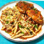 Κοτόπουλο στη γάστρα με σκιουφιχτά και ανθότυρο Χανίων