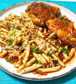 Κοτόπουλο στη γάστρα με σκιουφιχτά και ανθότυρο Χανίων