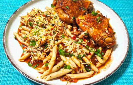 Κοτόπουλο στη γάστρα με σκιουφιχτά και ανθότυρο Χανίων