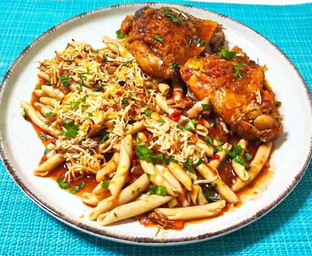 Κοτόπουλο στη γάστρα με σκιουφιχτά και ανθότυρο Χανίων