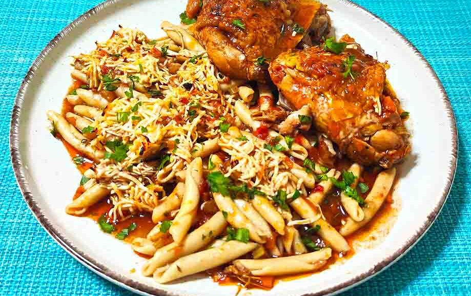 Κοτόπουλο στη γάστρα με σκιουφιχτά και ανθότυρο Χανίων