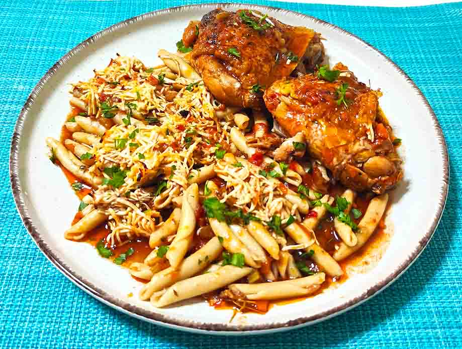 Κοτόπουλο στη γάστρα με σκιουφιχτά και ανθότυρο Χανίων