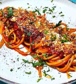 Λιγκουίνι με σάλτσα πελτέ και σκόρδο