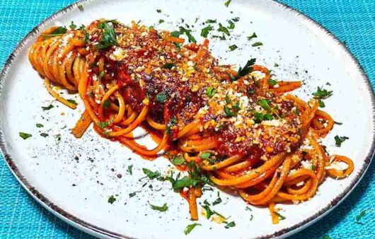 Λιγκουίνι με σάλτσα πελτέ και σκόρδο