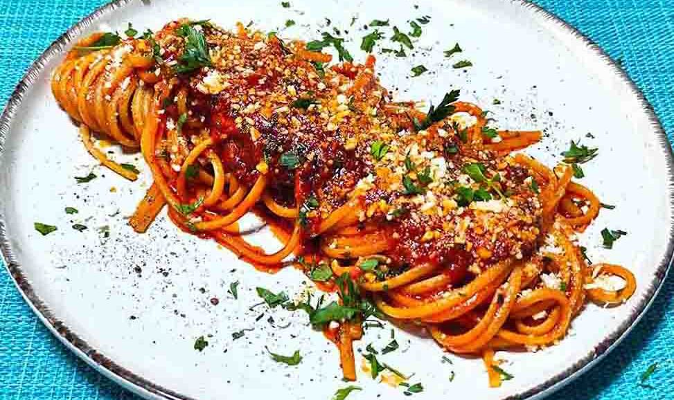 Λιγκουίνι με σάλτσα πελτέ και σκόρδο