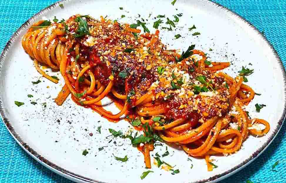 Λιγκουίνι με σάλτσα πελτέ και σκόρδο