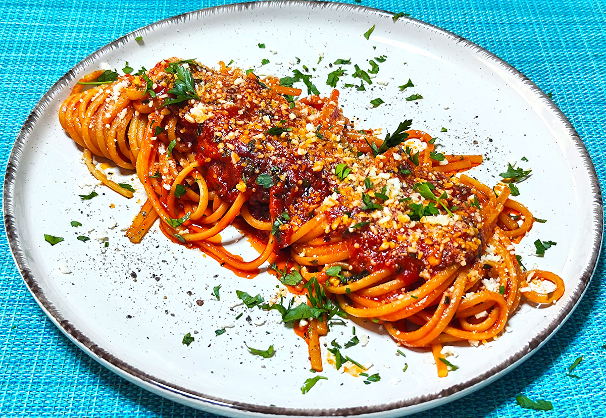 Λιγκουίνι με σάλτσα πελτέ και σκόρδο