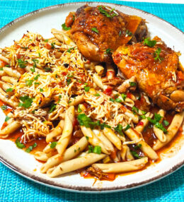 Κοτόπουλο στη γάστρα με σκιουφιχτά και ανθότυρο Χανίων