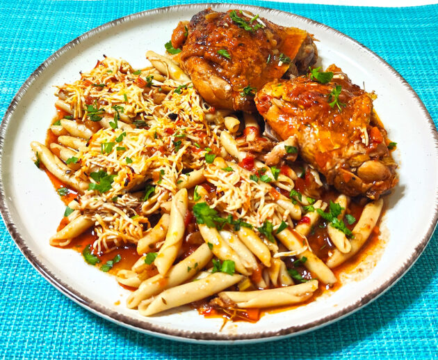 Κοτόπουλο στη γάστρα με σκιουφιχτά και ανθότυρο Χανίων