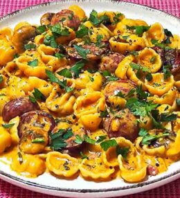 Κοχύλια με λουκάνικο και μανιτάρια