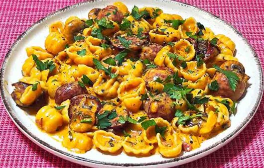 Κοχύλια με λουκάνικο και μανιτάρια