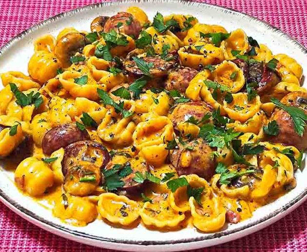 Κοχύλια με λουκάνικο και μανιτάρια