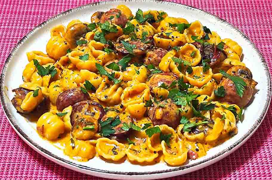 Κοχύλια με λουκάνικο και μανιτάρια