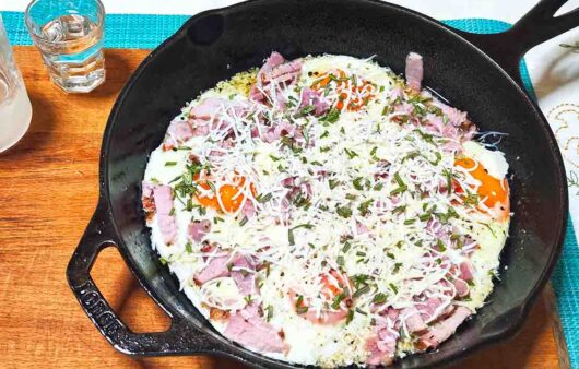 Αυγά με στάκα, απάκι και ανθότυρο ξηρό Χανίων