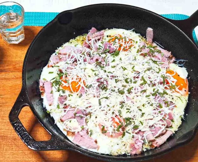 Αυγά με στάκα, απάκι και ανθότυρο ξηρό Χανίων