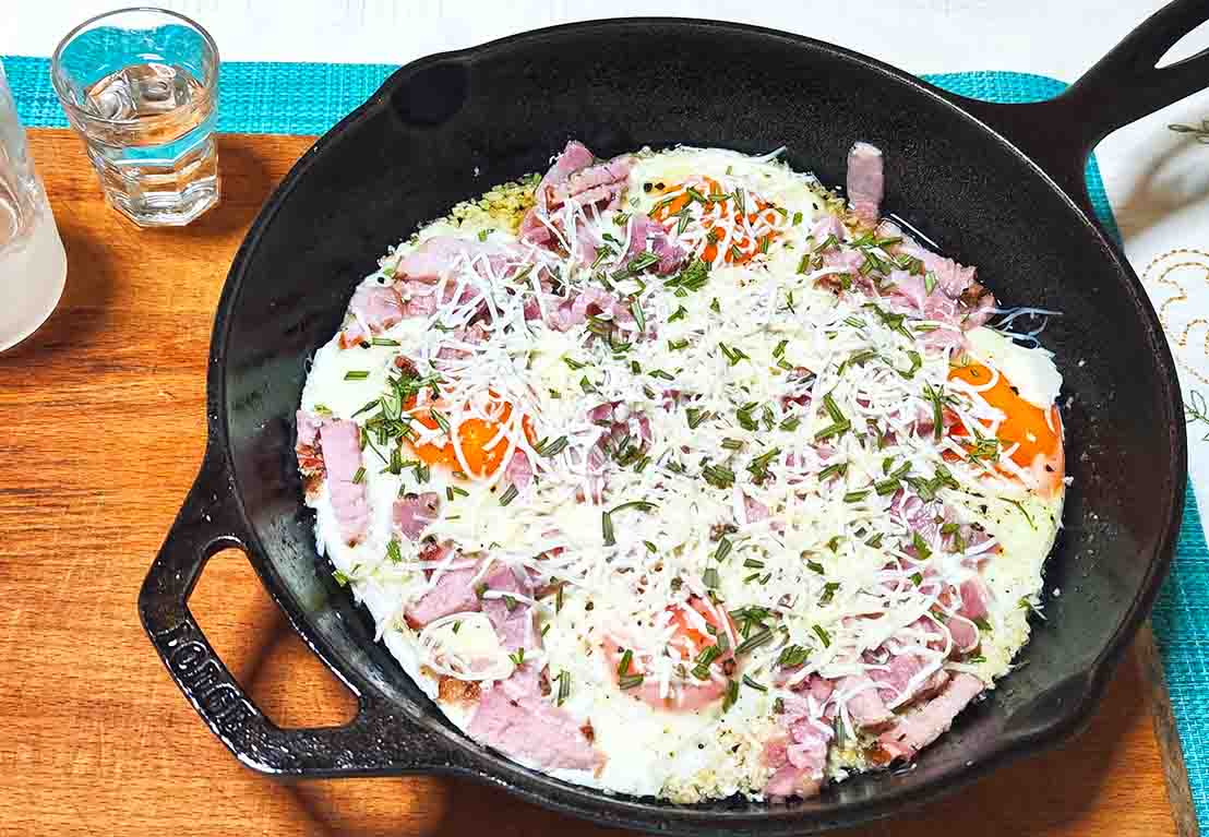 Αυγά με στάκα, απάκι και ανθότυρο ξηρό Χανίων