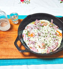 Αυγά με στάκα, απάκι και ανθότυρο ξηρό Χανίων