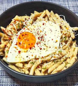 Σκιουφιχτά με ανθότυρο ξηρό Χανίων και αυγό μάτι