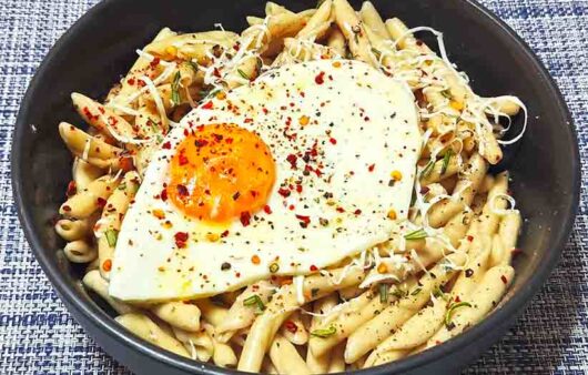 Σκιουφιχτά με ανθότυρο ξηρό Χανίων και αυγό μάτι